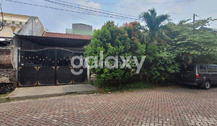 tampak depan dijual rumah darmo satelit utara