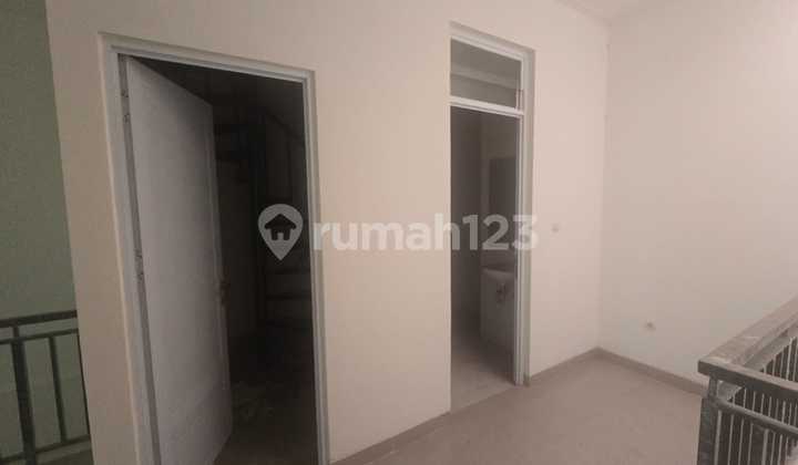 For Sale, Boston Riverview Pik Shop House, 3 Floors, Unfurnished