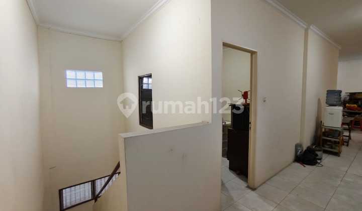 Rumah Kemayoran di Jalan Raya