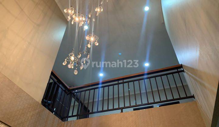 Rumah bagus siap huni full furnished 3 lantai di Villa melati mas 1