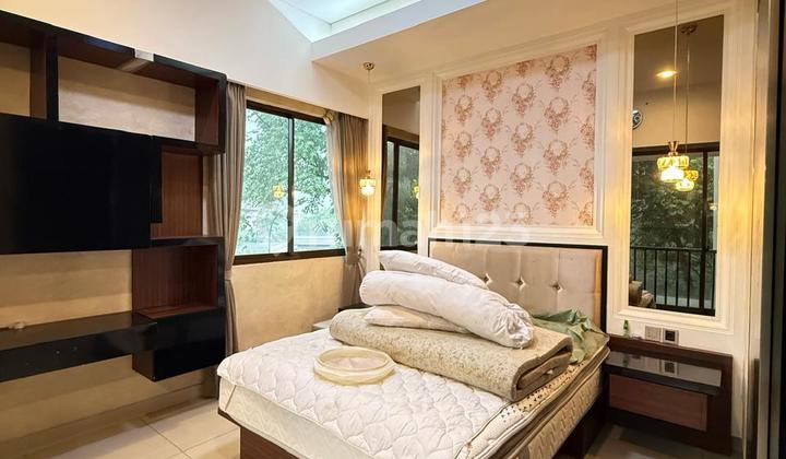 Rumah Mewah dengan Kolam Renang dan Lantai Marmer di de Park BSD City