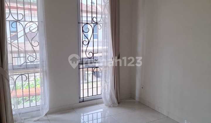 Rumah Minimalis Cantik di Sewakan, Lay Out Luas, Kamar Utama Luas di BSD City 2