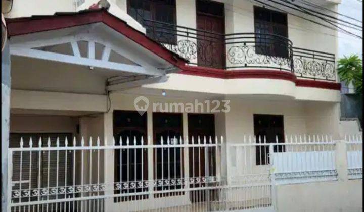 Rumah Di Kemanggisan, Jakarta Barat. Row Depan 2 Mobil 1