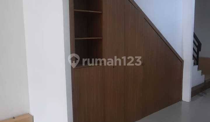 Ruko di Muara Karang Jakarta Utara. Hadap Jalan Raya