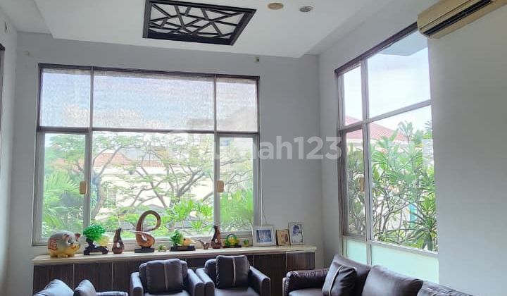 Rumah Mewah dan Siap Huni di Pantai Indah Kapuk, 3,5 Lantai.