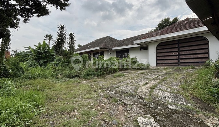 Old House Attractive Price Suitable for Investment in Pejaten Barat