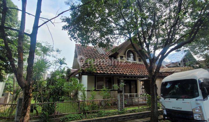 Dijual Rumah Lama Hoek Anggrek Loka Harus Renovasi Halaman Luas 1