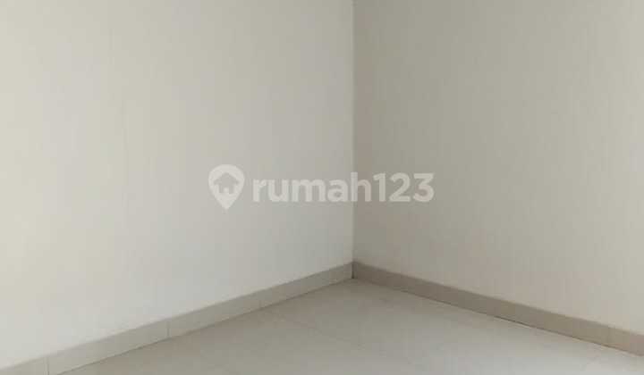 Dijual Rumah The Eminent Depan Taman Perlu Renovasi 2