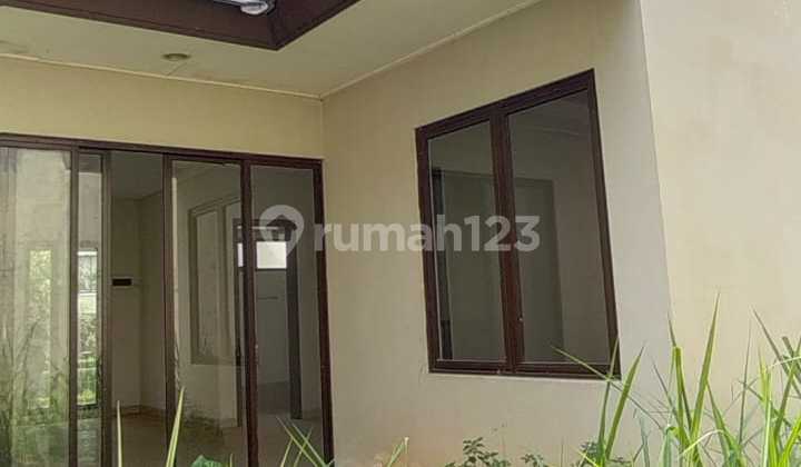Dijual Rumah The Eminent Depan Taman Perlu Renovasi