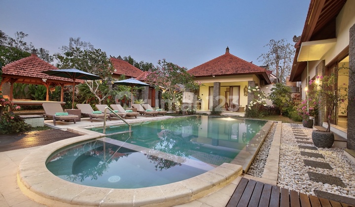Vila Balinese Style Yang Cozy Di Jimbaran 1