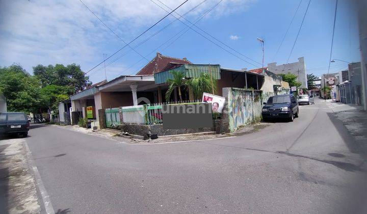 Rumah lama hitungan tanah di tengah kota solo