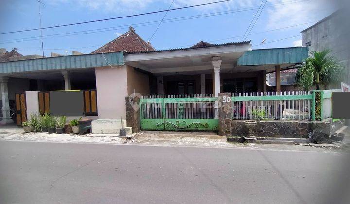 Rumah lama hitungan tanah di tengah kota solo 2