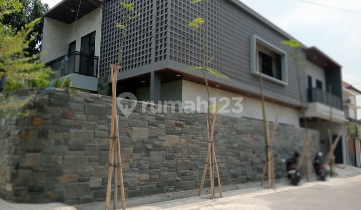 Rumah Baru 2 Lantai Plus Kolam Renang Pribadi Di Banjarsari Solo