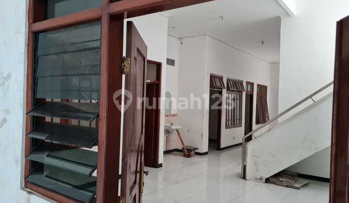 Good 2-Story Shop House Ready to Use Near Klewer Market Solo 2