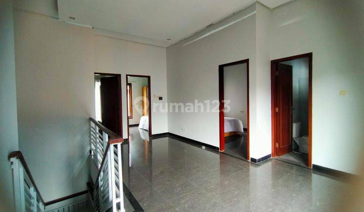 Rumah Exclusive 2 Lantai Furnished Di Perumahan Kota Solo 2