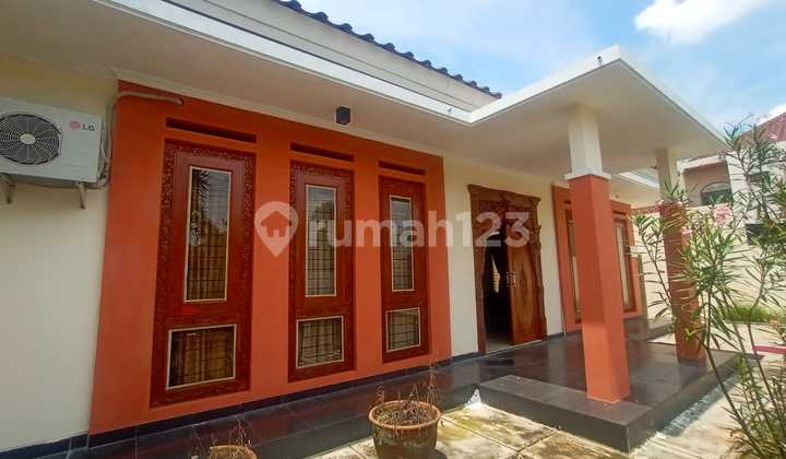 A House With a Large Yard in the Center of Solo City A House With a Large Yard in the Center of Solo City