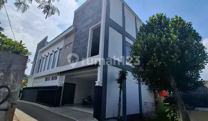 Rumah Besar 3 Lantai Semi Furnish Sayap Kbp - 9 Kamar, View Danau