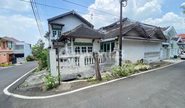 2-Story Hook House Near Public Facilities in Tidar Area, Malang