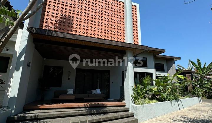 Rumah Special Design Corner di Tatar Wangsakerta Kbp 2