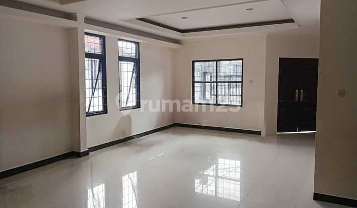 Strategic Main Road Wing Buah Batu House! 2 Floors Ideal for Office / Business 2