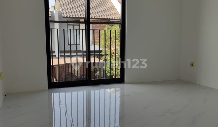 Termurah! Rumah 2 Lantai Full Granit, AC Lengkap di Lokacitra Kbp 2