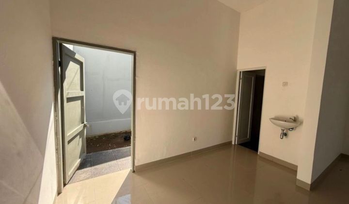 For Sale 4-Story Shophouse, Ideal for Business on Cihampelas Main Road 2