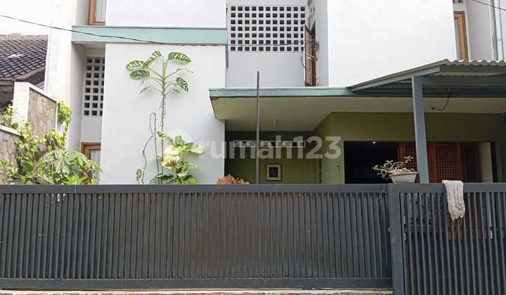 Rumah Nyaman 3 Lantai di Buah Batu Kodya Bandung Rumah Nyaman 3 Lantai di Buah Batu Kodya Bandung