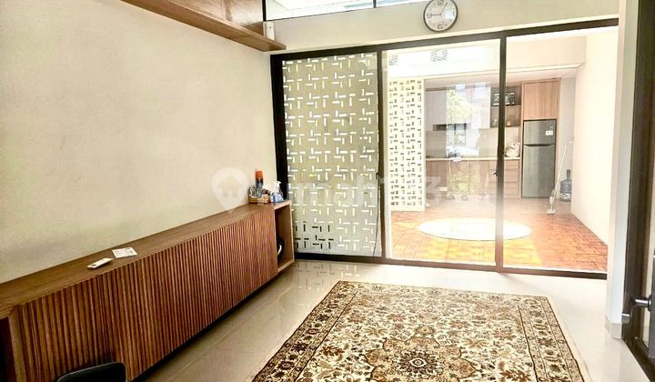 Rumah 2 Lantai Furnish Lokasi Premium Disewakan di Summarecon 2