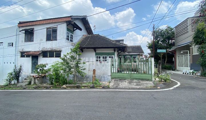 2-Story Hook House Near Public Facilities in Tidar Area, Malang