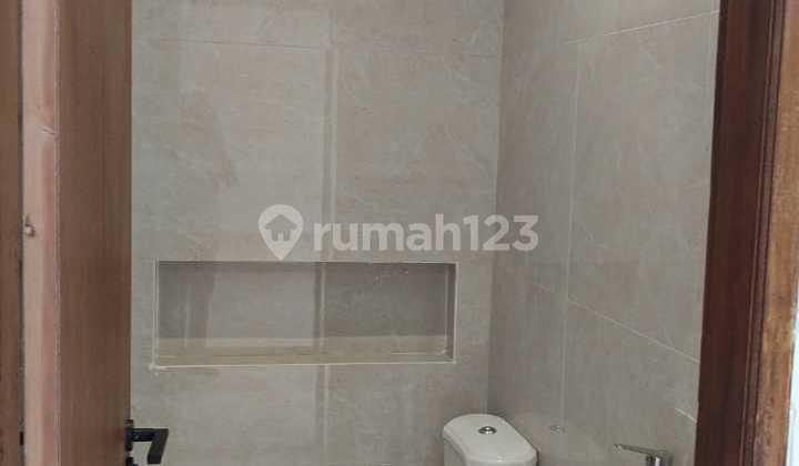 Affordable House with SHM in a Strategic Location at Taman Holis Indah 1 2