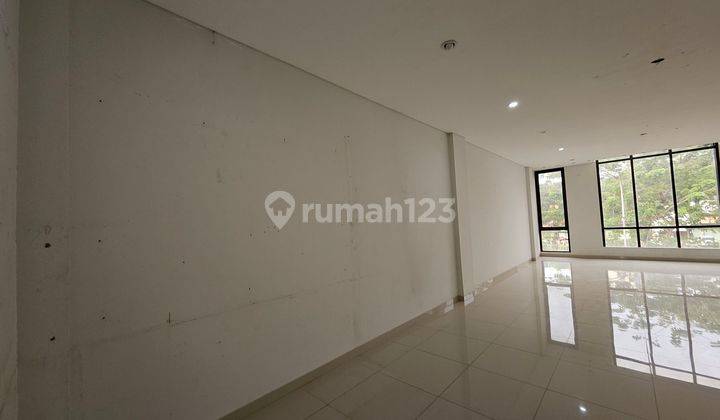 Ruko 3 lantai baru Renov  siap huni disewakan murah 2