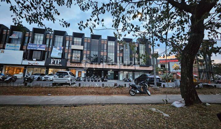 Ruko 3 lantai baru Renov  siap huni disewakan murah 1