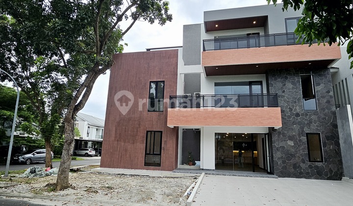 Rumah Baru Bangunan Mandiri Depan Pool 3 Lantai Ada Lift Hoek