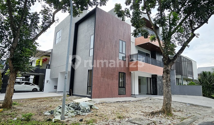 New Independent Building House, Front Pool, 3 Floors with Lift Corner. 2