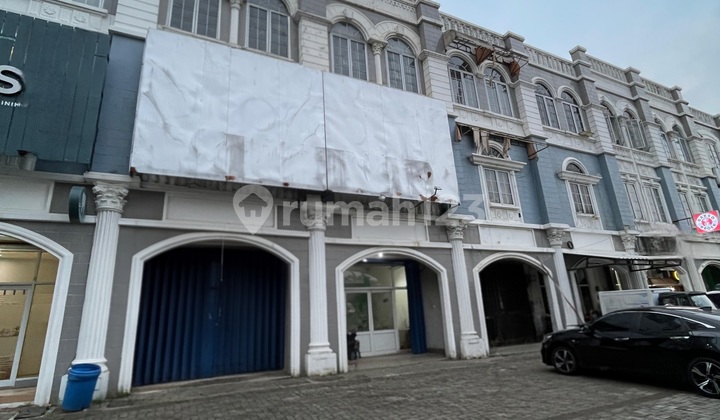 Rarely Available Attached Shophouse in Front of University, Strategic Location, Sold at a Low Price