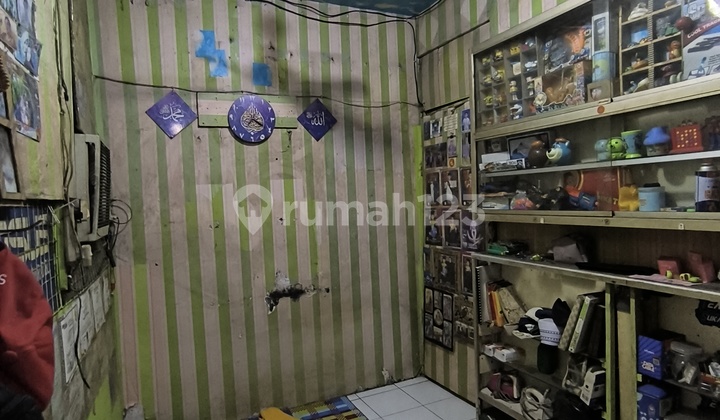 Crowded Shop House by the Side of Pondok Ungu Permai Main Road, Bekasi 2