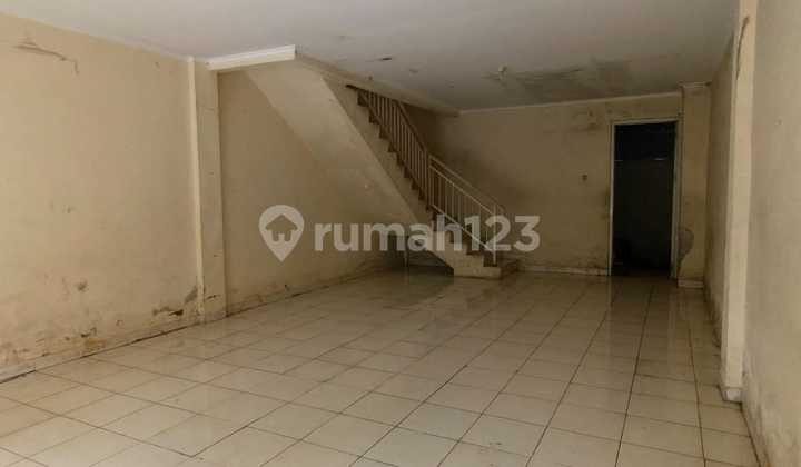 A cheap 3-story shop house in Movieland Jabababeka Cikarang. 2