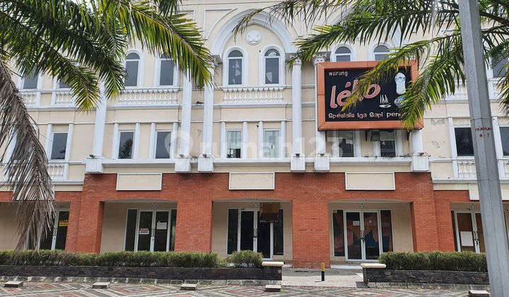 A cheap 3-story shop house in Movieland Jabababeka Cikarang. 1