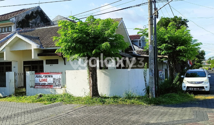 Griya Babatan Mukti Hook House, Wide Road Row Griya Babatan Mukti Hook House, Wide Road Row