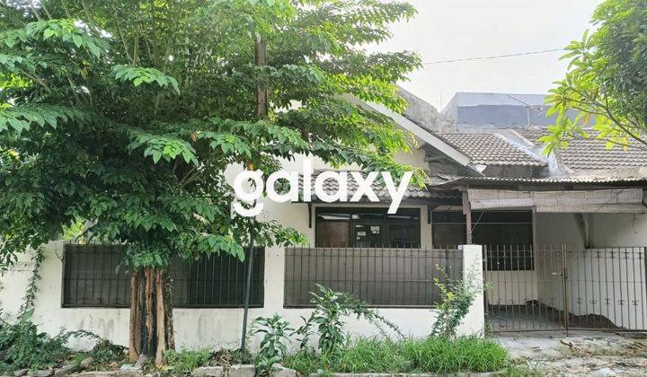 Rumah Hook di Griya Babatan Mukti, Row Jalan Lebar 1
