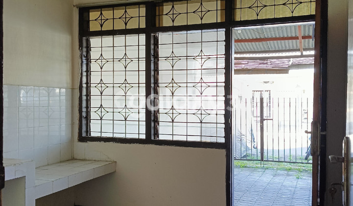 Rumah Hook di Griya Babatan Mukti, Row Jalan Lebar 2