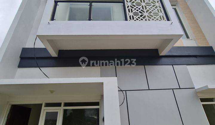 Rumah villa 2 lantai SHM strategis sebelah jatim park kota batu