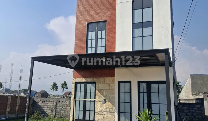 Contemporary Urban Malang 2-Story House. Stylish Design, Premium Location Near Square & Large Mall. All-Inclusive Tax Free + Bonus Canopy. 2