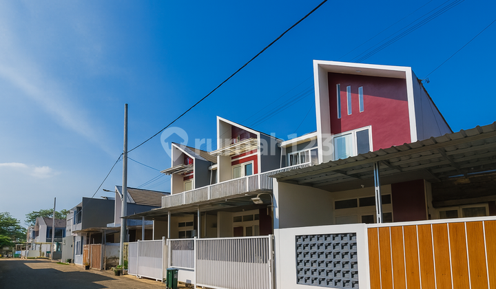 Modern 2-Story House in Pakis Malang with Abundant Bonus for Quick Buyers