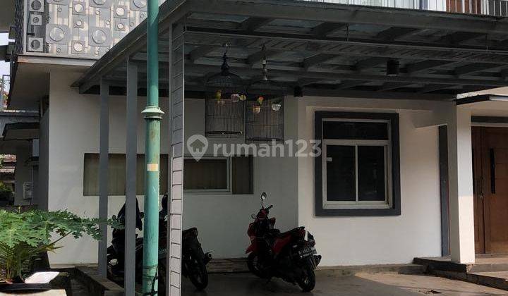 Rumah 2 Lantai Garasi Muat 2 Mobil Bagus Rapih Siap Huni Posisi Hook di Raffleshills Jakarta Timur 1