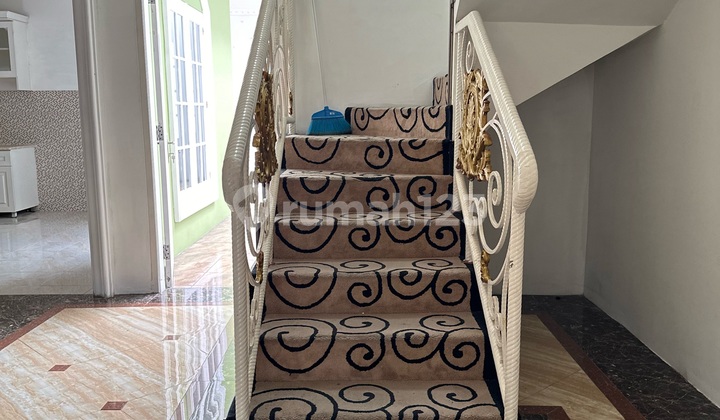 Ready-to-Occupy House with Kitchen Set, Flood-Free in Citra Grand Cibubur 2