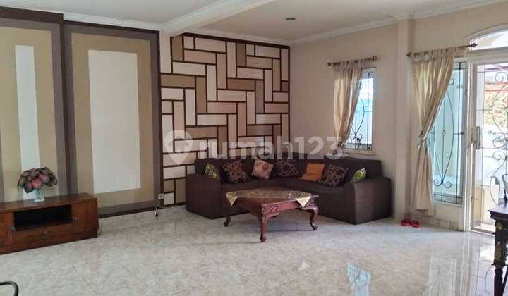 Rumah Disewa Full Furnished Dekat LRT di Raffleshills Jakarta Timur Rumah Disewa Full Furnished Dekat LRT di Raffleshills Jakarta Timur