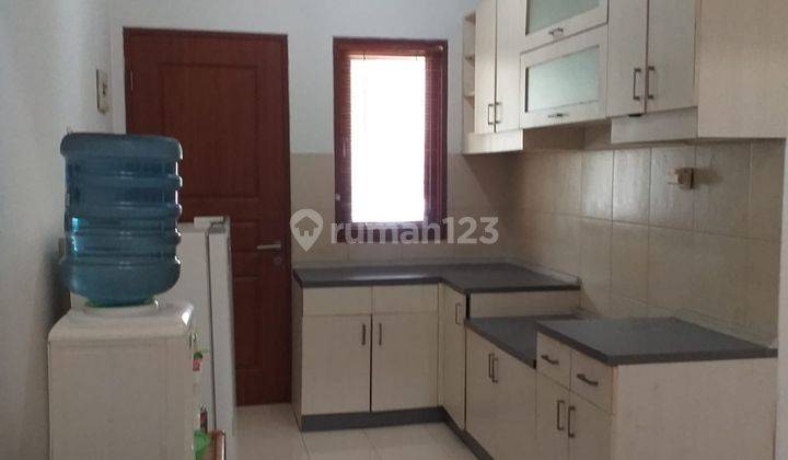 Rumah Kontrakan Bagus Semi Furnished Dua Lantai di Raffleshills Jakarta Timur 1