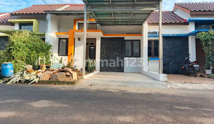 Ready-to-Occupy House in a Large Sawangan Housing Estate, Located Alongside the Main Sawangan Road