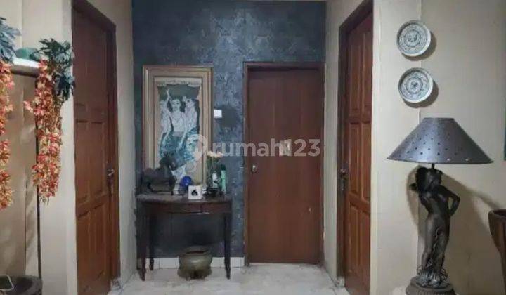 Rumah 2 Lantai Dalam Komplek Jaksel, Luas Dan Semi Furnished  2